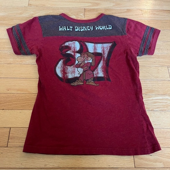 Disney World Short Sleeve T-shirt with Vintage Graphic Dwarf. Small - Picture 3 of 7